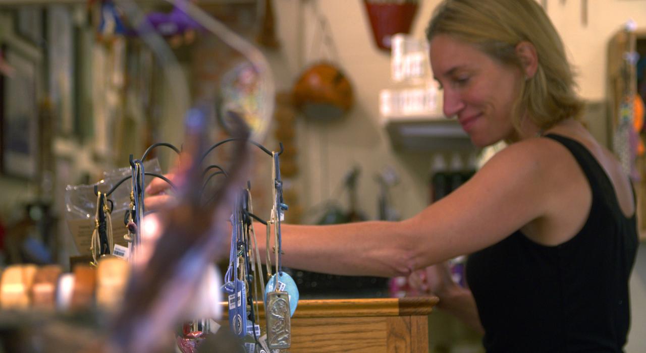 在路易斯安那州拉斐特的一家精品店中闲逛