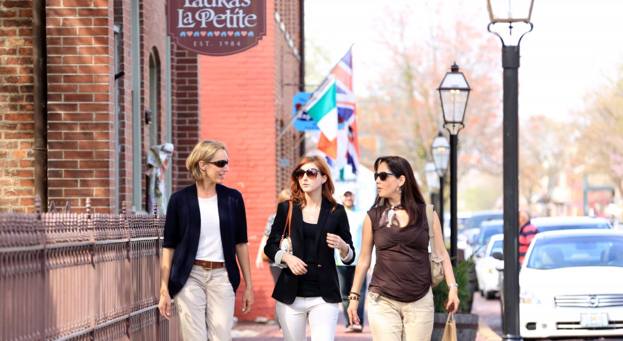 沿密苏里州圣查尔斯主街悠然漫步