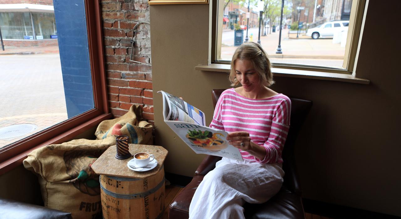 在密苏里州圣查尔斯点一杯卡布奇诺咖啡，放松一下