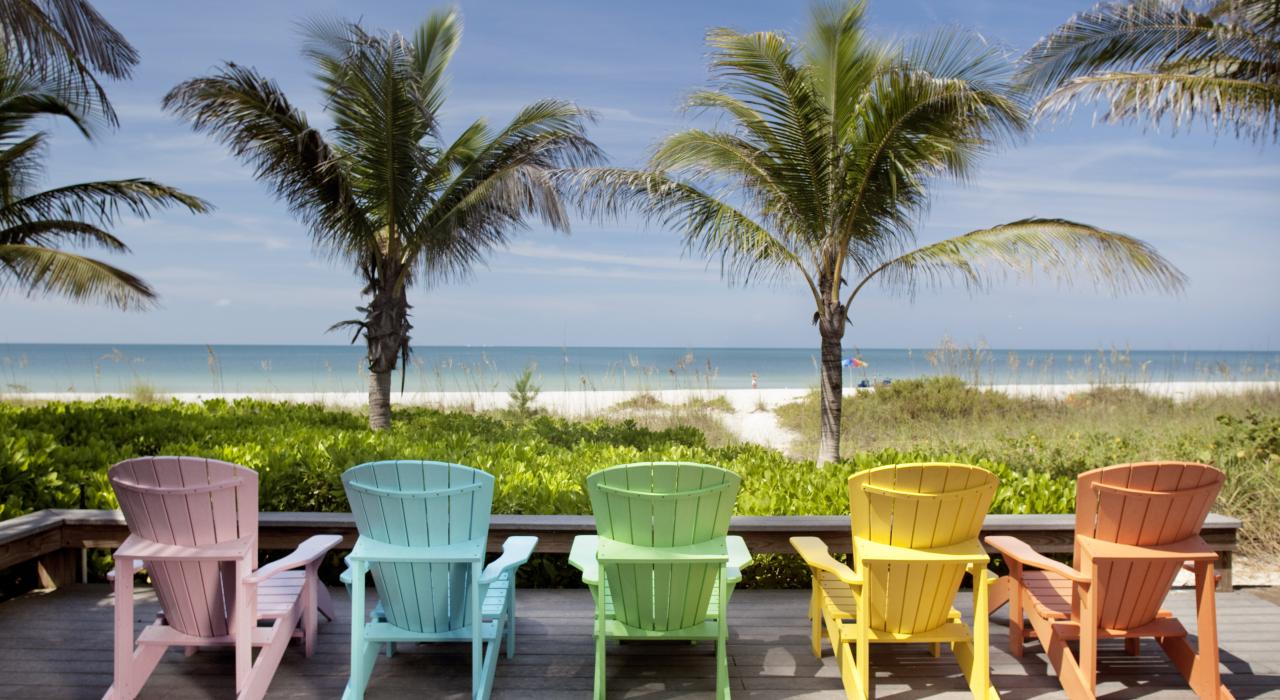 安娜玛丽亚岛上面向墨西哥湾的彩色沙滩椅
