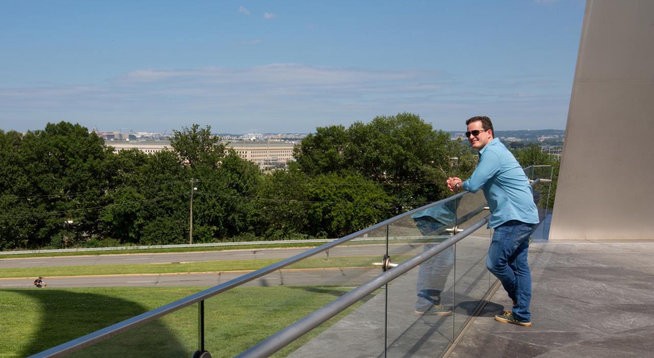 掩映在空军纪念碑尖塔的阴影中