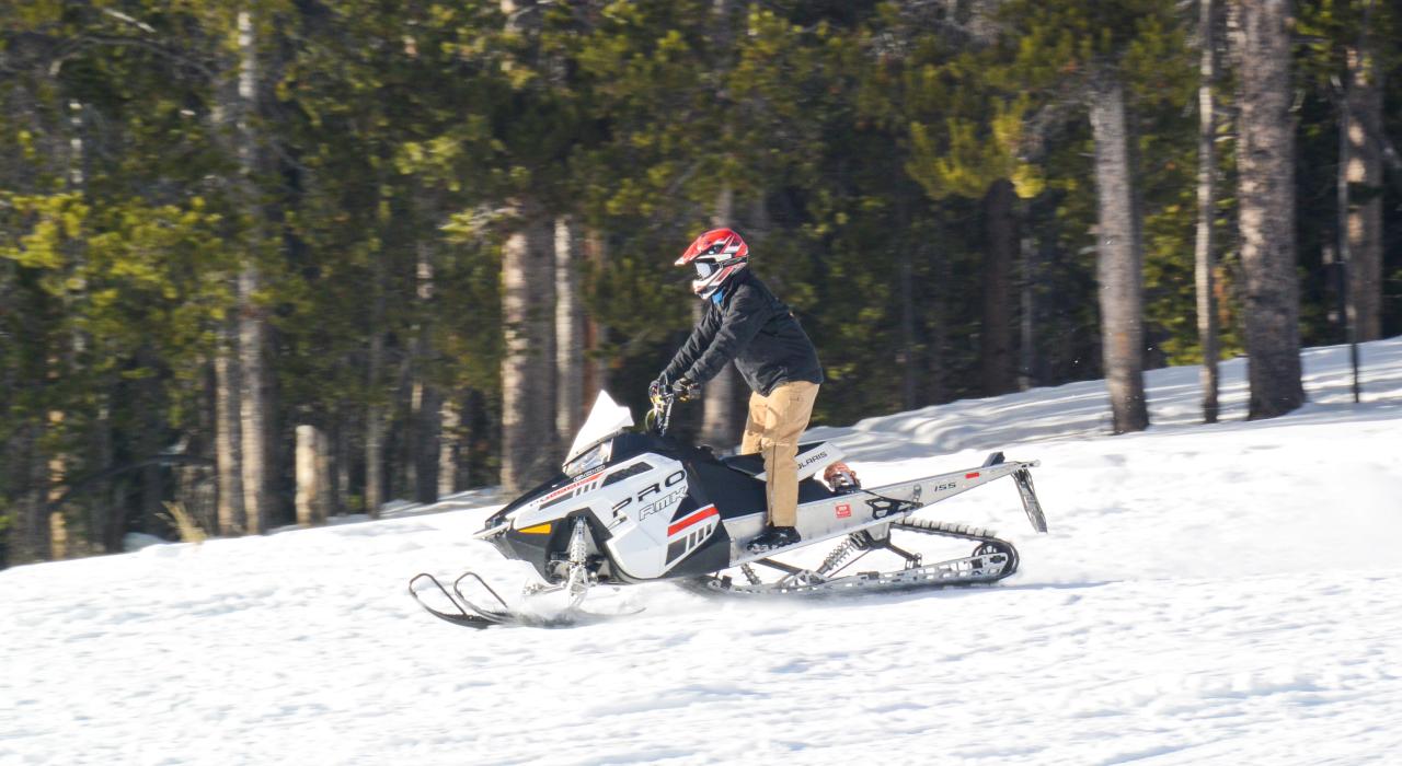 在比格霍恩山体验雪地摩托