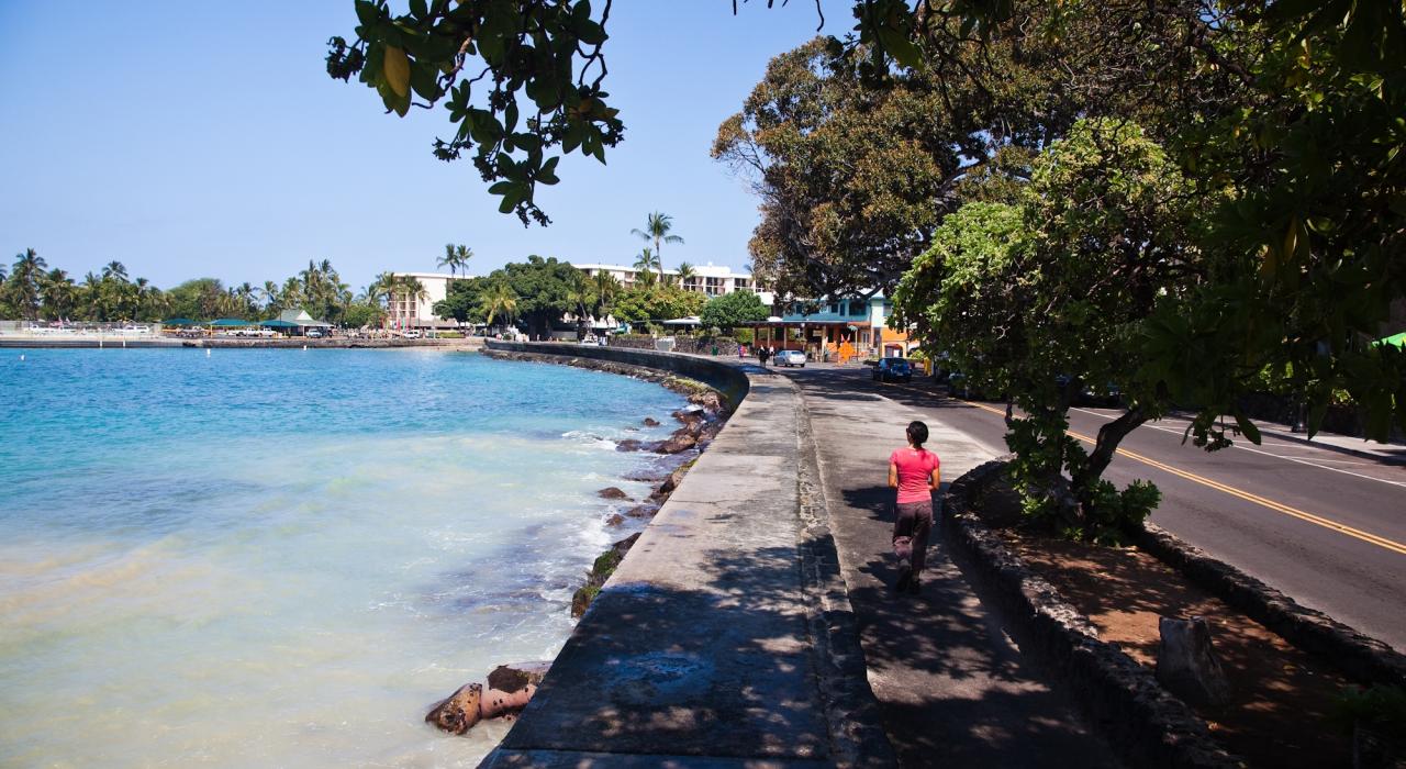 漫步于凯卢阿古镇的海滨