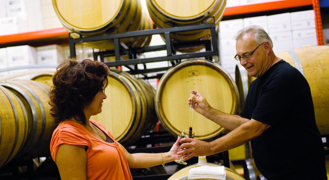 在美国南北分界线沿葡萄酒小径品尝葡萄酒