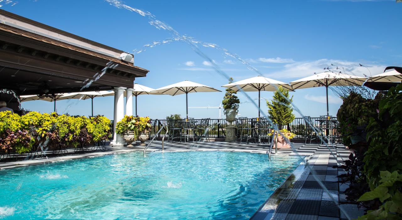 在南卡罗来纳州查尔斯顿市场廷苑酒店的泳池放松身心