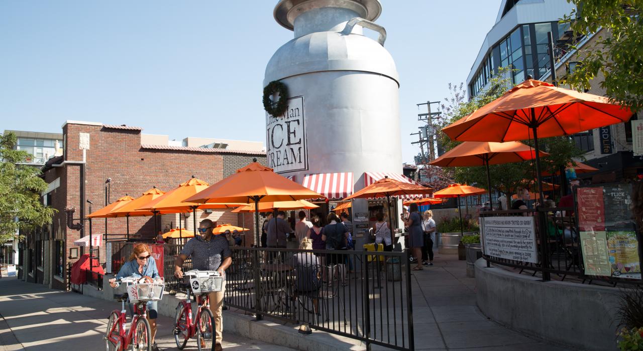骑车经过高地街区的 Little Man Ice Cream 冰淇淋店