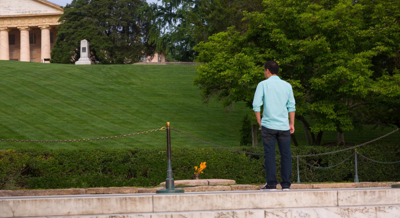 在肯尼迪永恒火焰纪念馆表达敬意