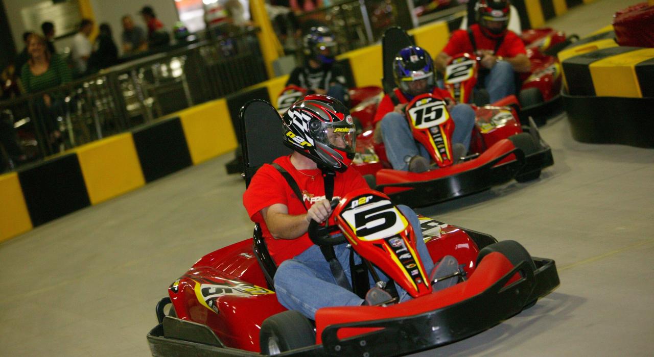 玩一把 Pole Position Raceway 室内卡丁车公司的高卡车 玩一把 Pole Position Raceway 室内卡丁车公司的高卡车