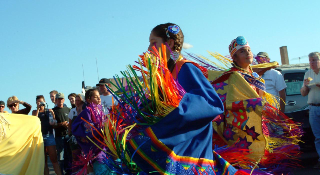 在一年一度的派尤特族印第安人聚会及帕瓦节中欢歌起舞