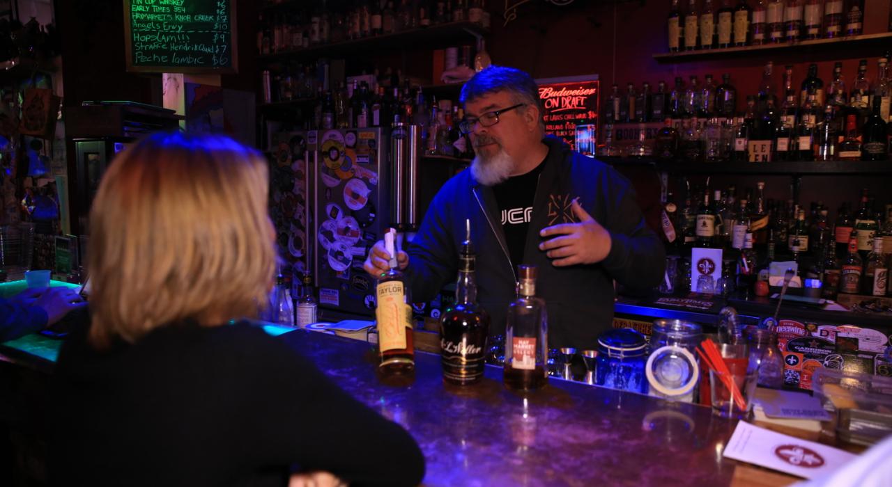 在路易维尔的 Haymarket Whiskey Bar 酒吧品酌烈酒