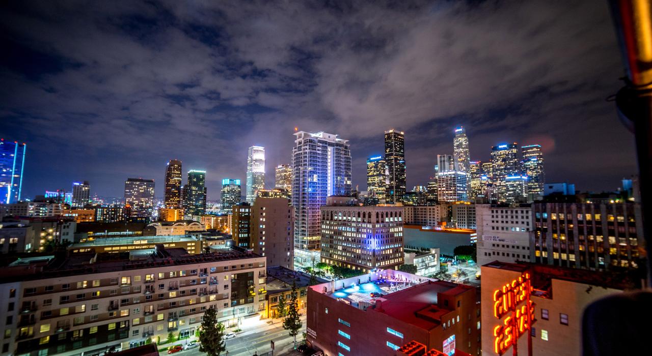 从艾斯酒店的屋顶眺望城市天际线