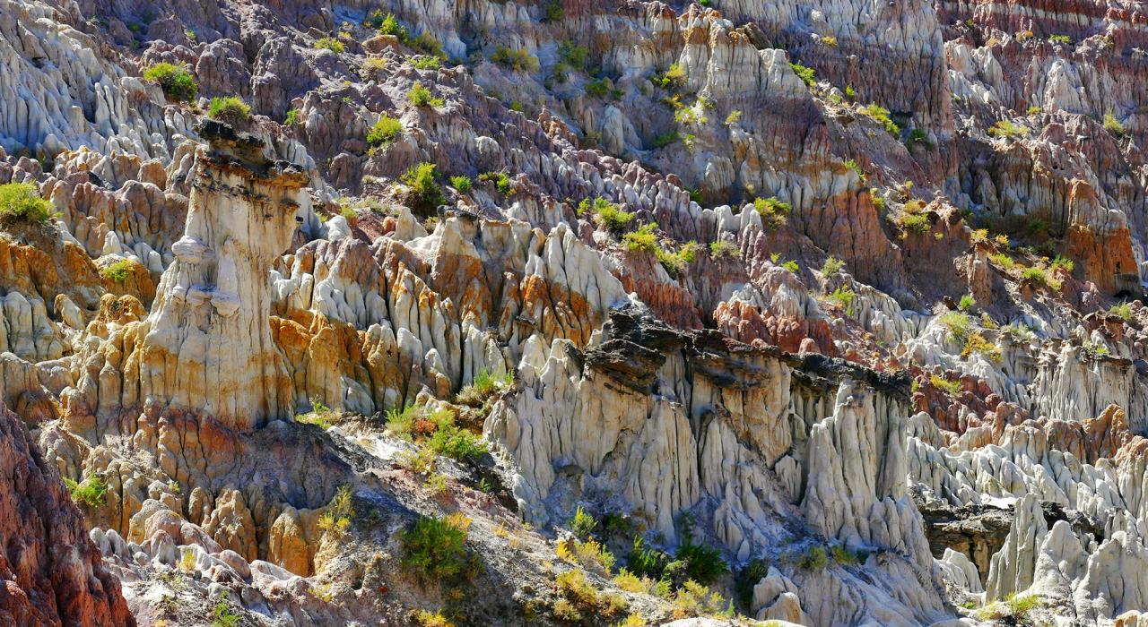 怪石嶙峋的 Hell's Half Acre 陡崖