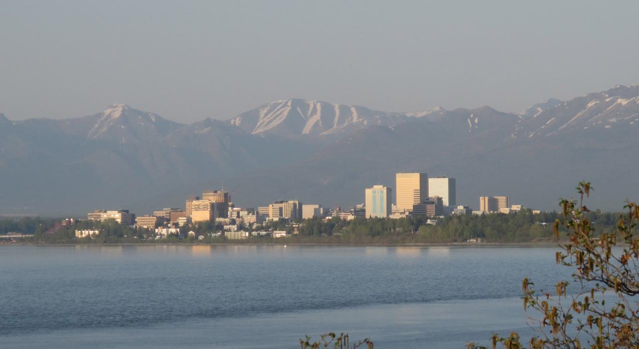 城市天际线与山脉相比相形见绌 城市天际线与山脉相比相形见绌