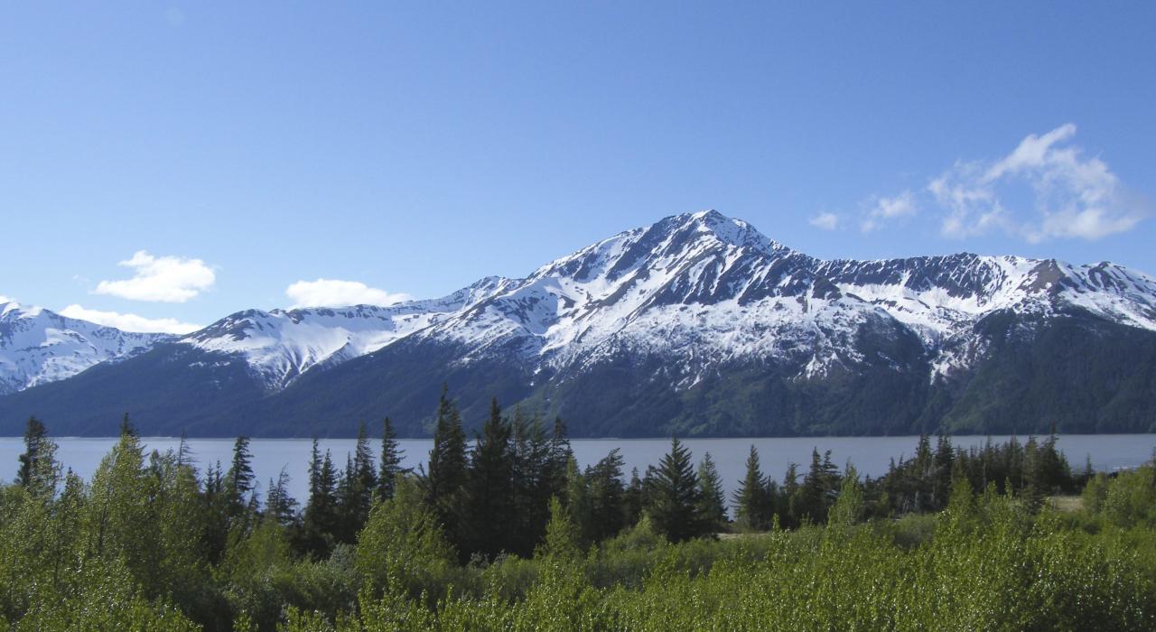 湖泊以风景如画的雪山为背景 湖泊以风景如画的雪山为背景