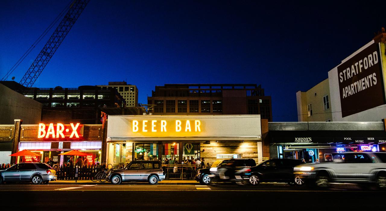 在建于禁酒令时期的 Bar-X 酒吧点几杯鸡尾酒，或是到相邻的 Beer Bar 啤酒吧喝点啤酒，展开精彩的夜生活