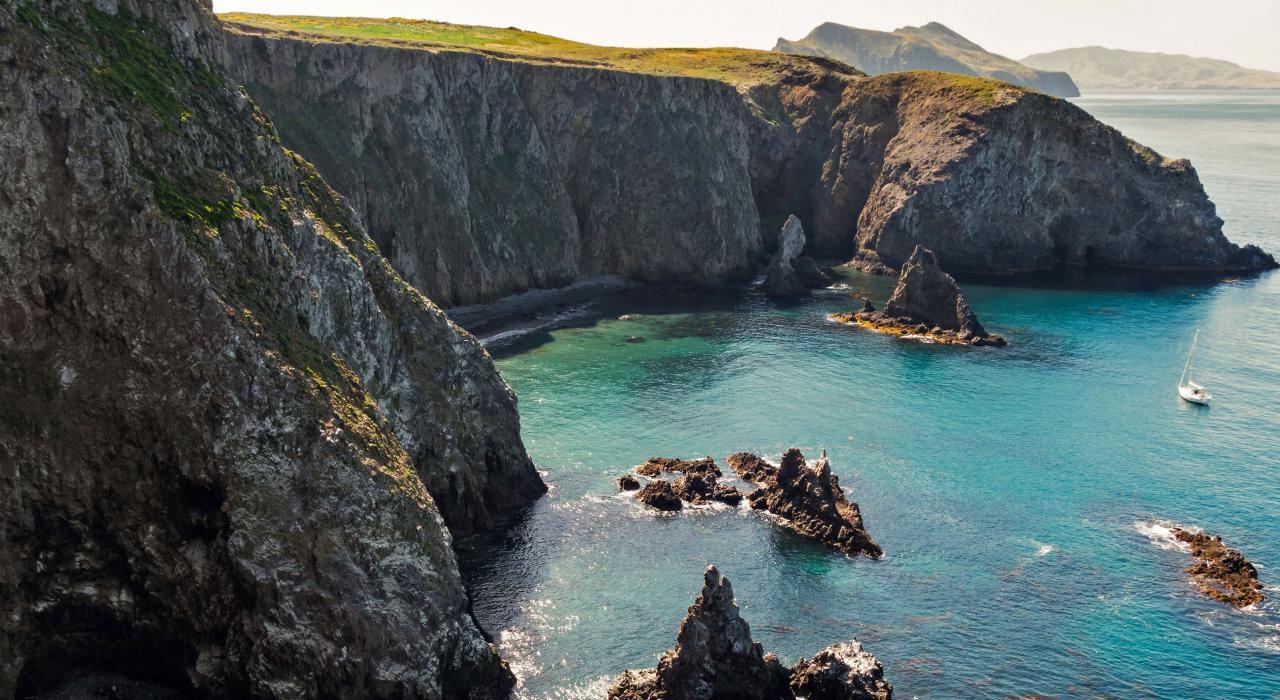 在海峡群岛周围航行,叹赏蔚蓝大海 在海峡群岛周围航行,叹赏蔚蓝大海