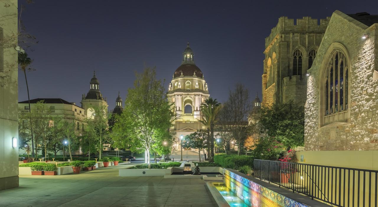 市中心的市政厅在夜晚华灯绽放 市中心的市政厅在夜晚华灯绽放