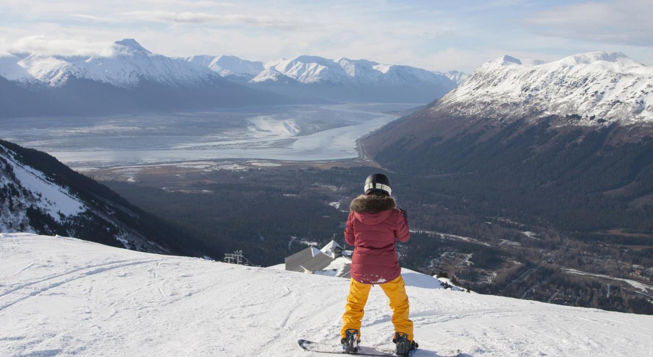 在 Alyeska Resor 度假村滑雪,欣赏格伍德广阔风景 在 Alyeska Resor 度假村滑雪,欣赏格伍德广阔风景