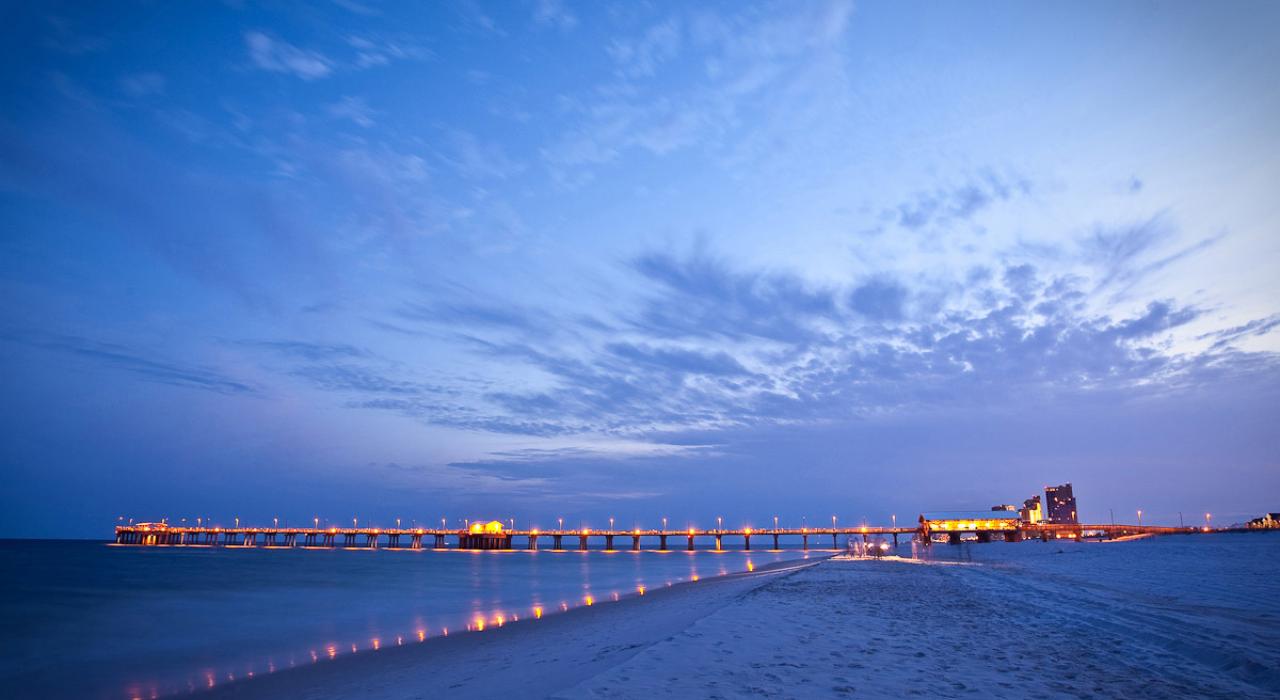 在风景如画的海湾州立公园码头体验海钓 在风景如画的海湾州立公园码头体验海钓