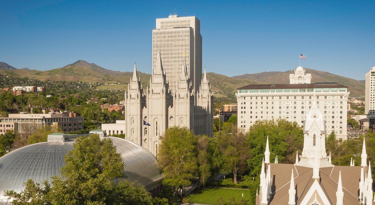 城中心圣殿广场的花园、建筑和历史