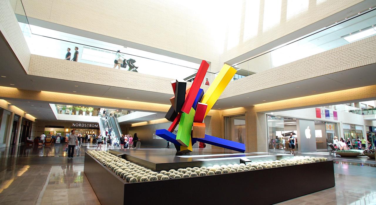 北园购物中心内色彩缤纷的雕塑