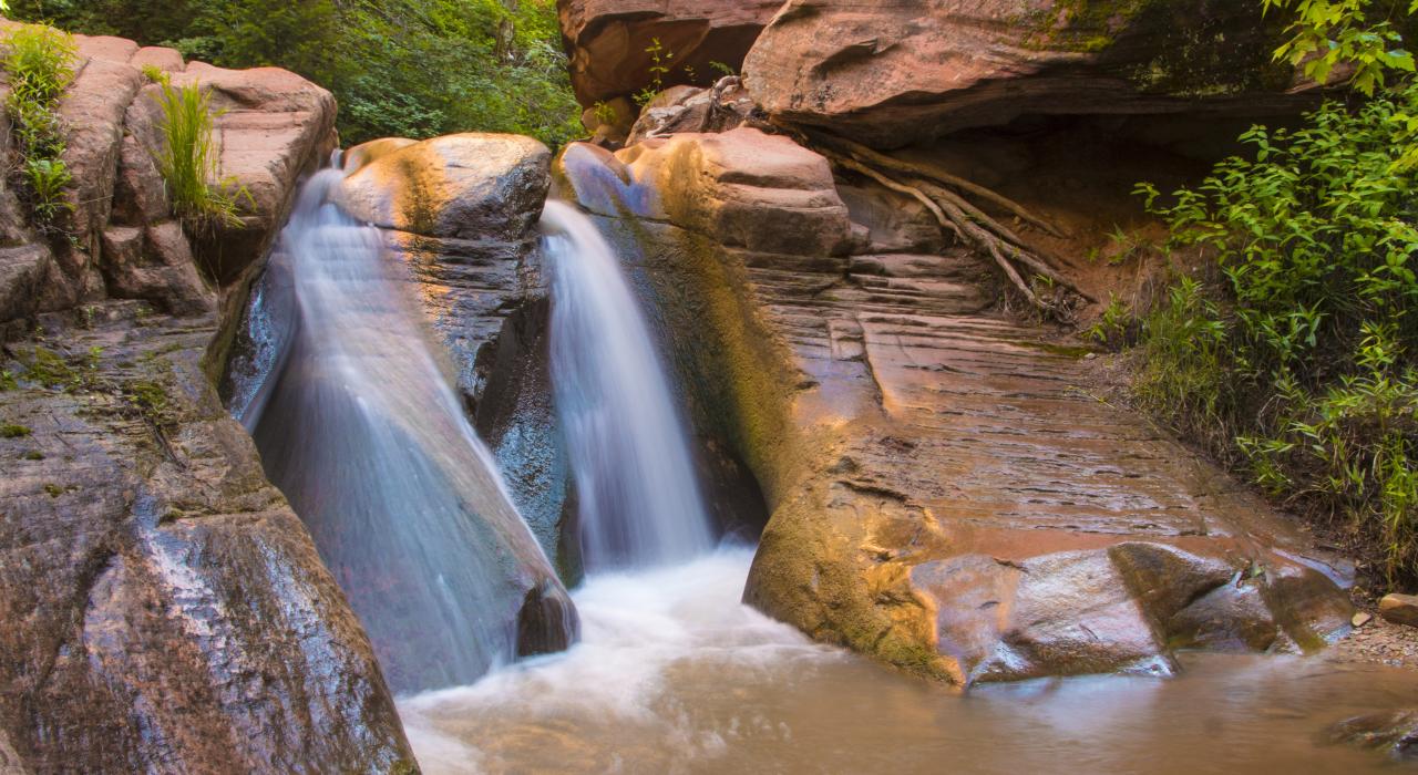 清澈迷人的飞瀑