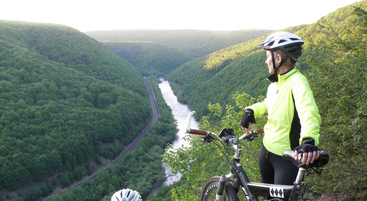 骑行者停靠在一处观景台，眺望利哈伊峡谷的无边景致