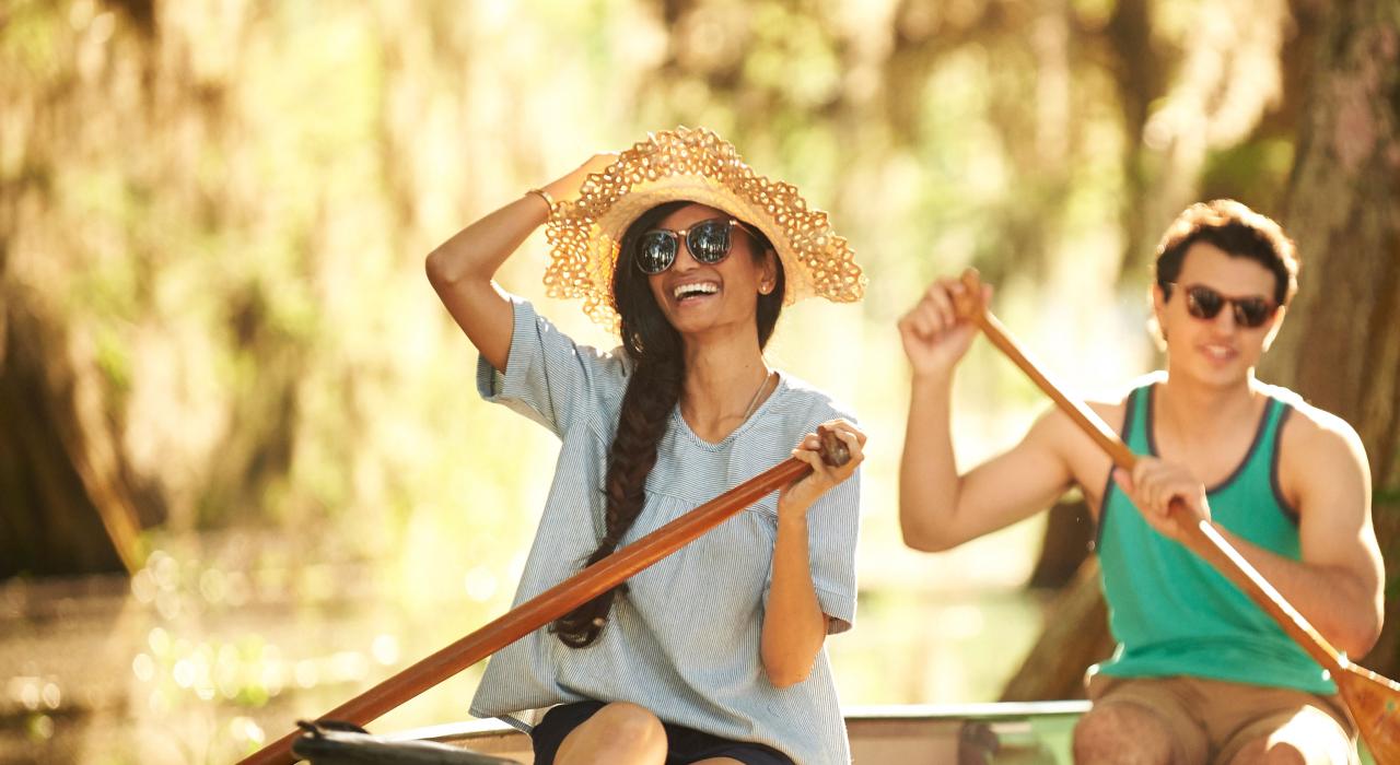 乘坐独木舟享受美好的一天