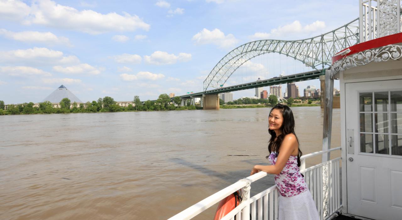 在田纳西州孟菲斯密西西比河游轮上欣赏美丽风景