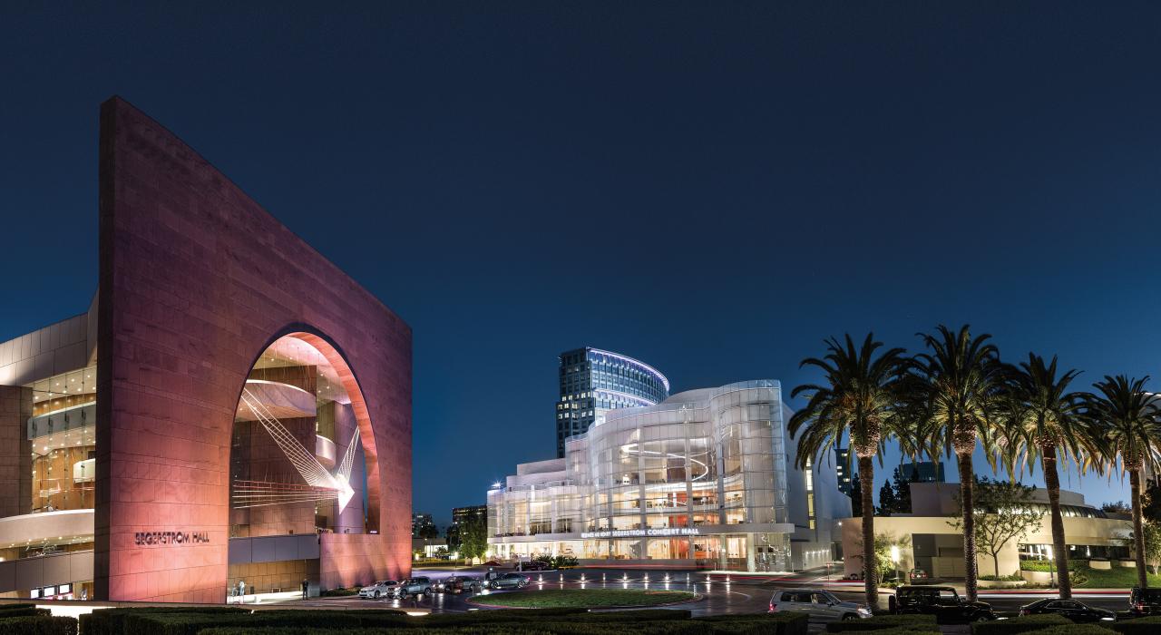 瑟格尔斯特罗姆艺术中心在夜晚亮起了灯