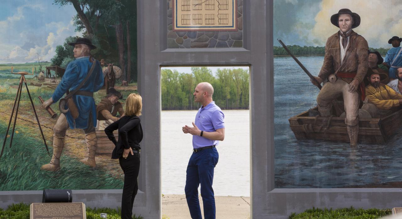 在肯塔基州帕迪尤卡遥望俄亥俄河，了解防洪墙上的壁画