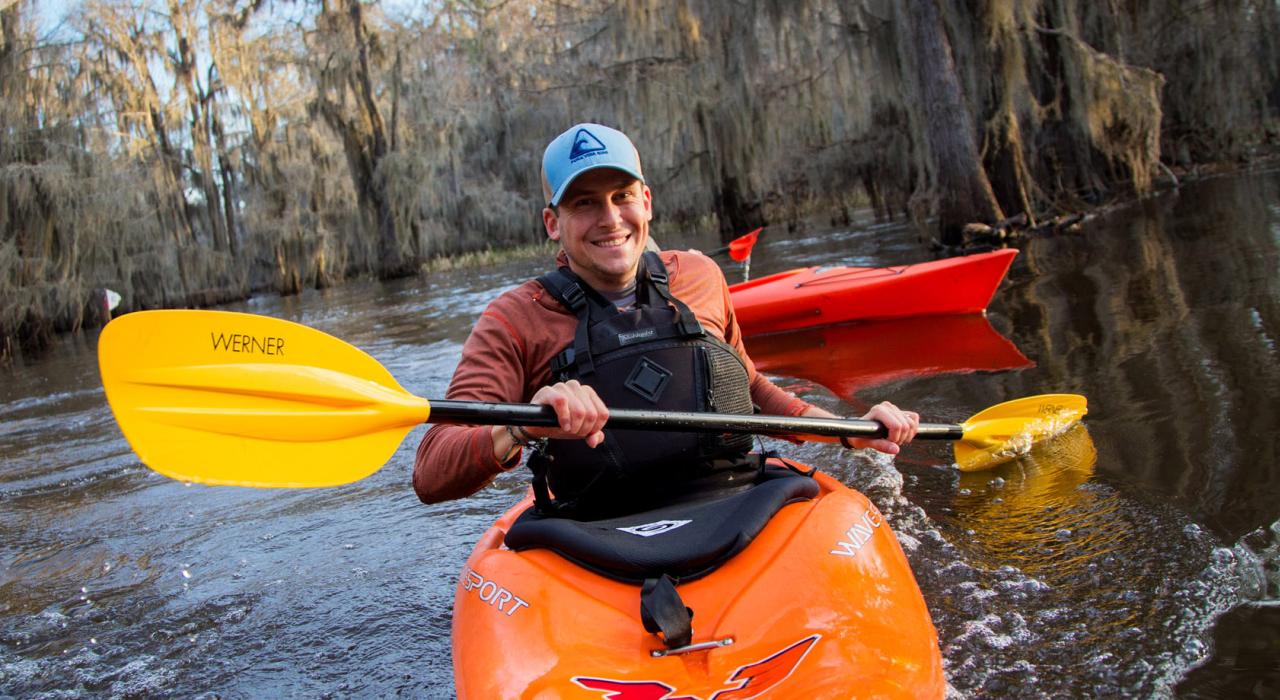 探索沼泽地的皮划艇爱好者