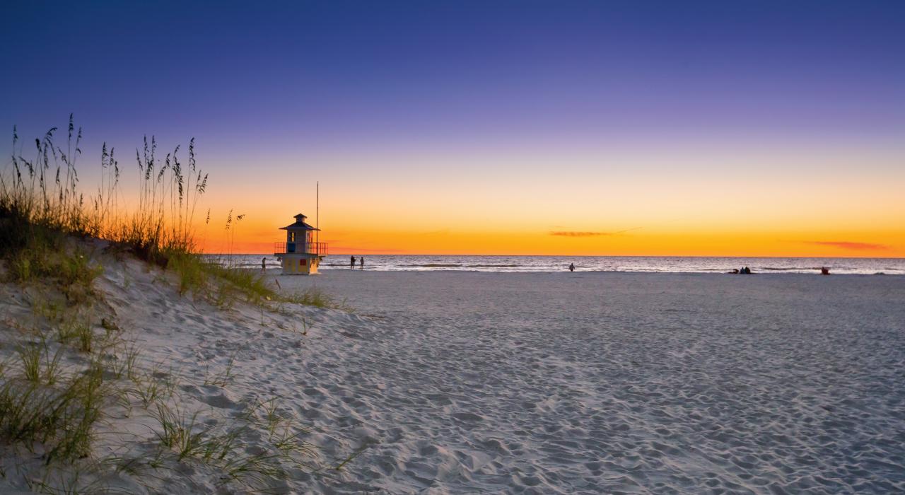 暮色下的绵软沙滩