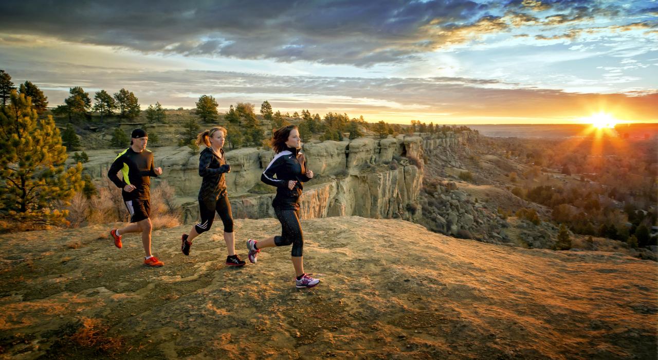 在砂岩崖顶跑步