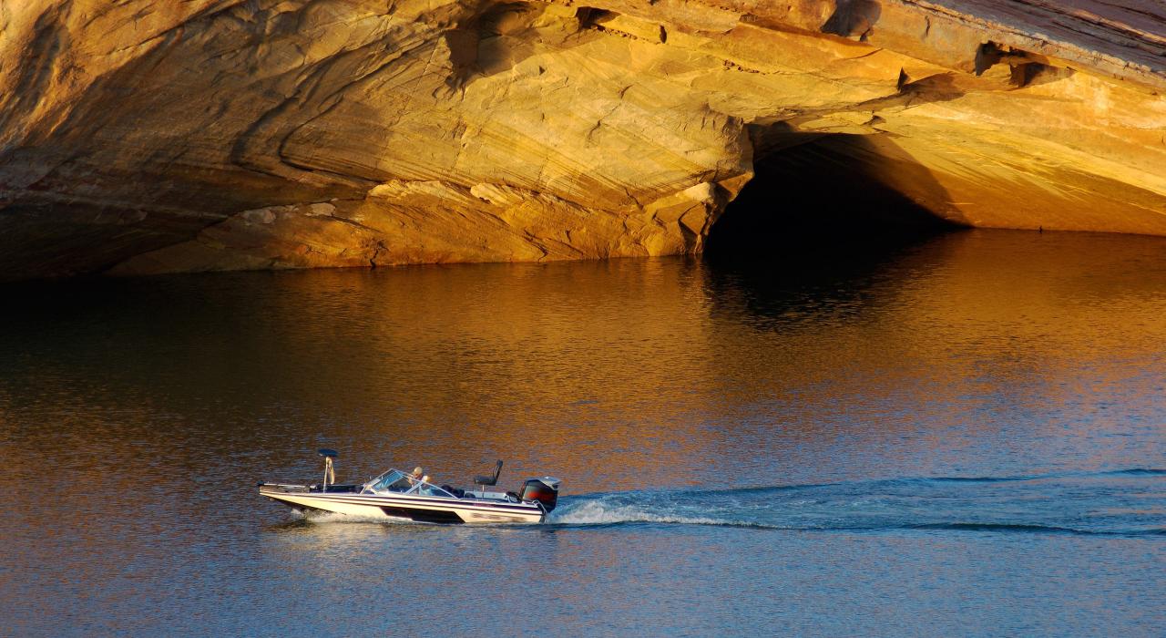 Boating adventures among rock formations