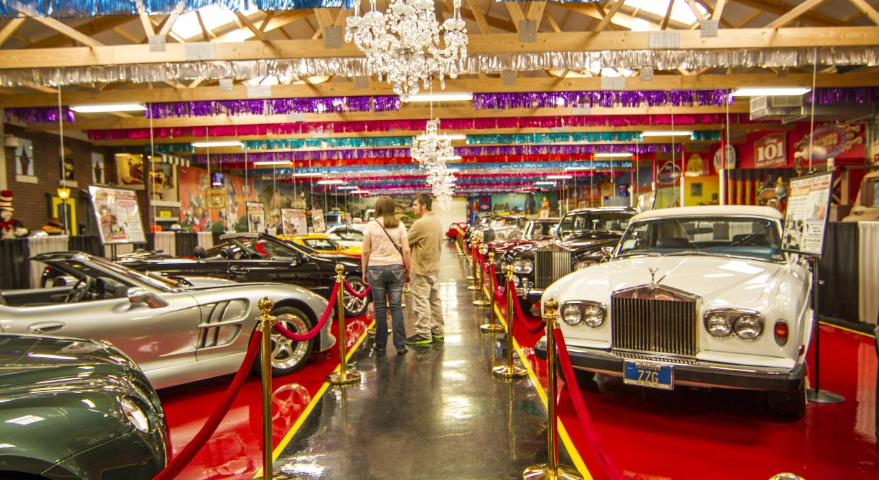 在沃洛汽车博物馆内欣赏各色老爷车