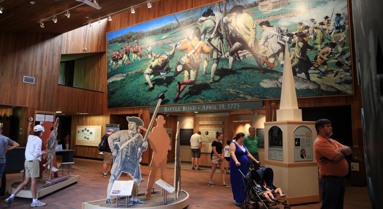 人们聚集在民兵游客中心内观看展览