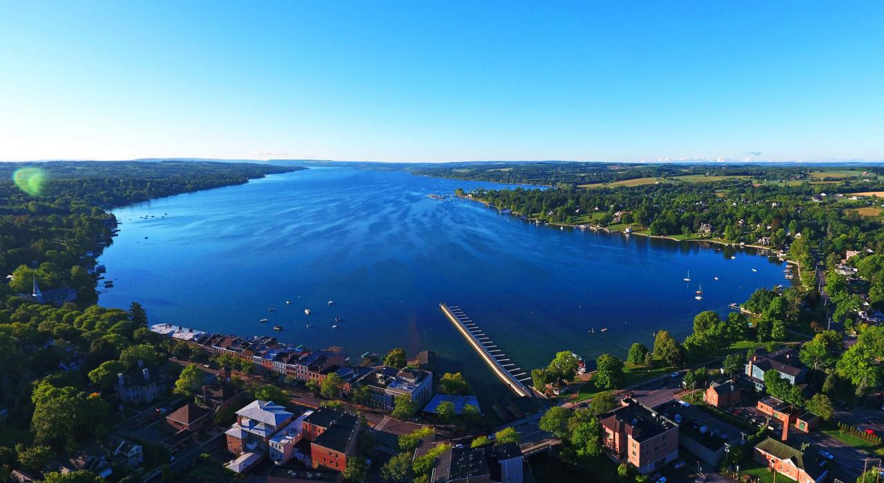 从空中俯瞰斯卡尼阿特勒斯湖和村庄