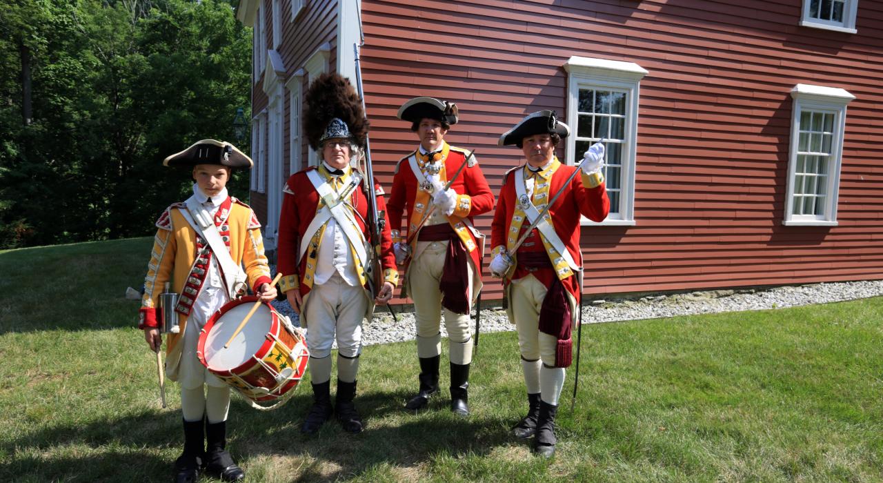 Munroe Tavern 外的横笛鼓号乐队检阅表演