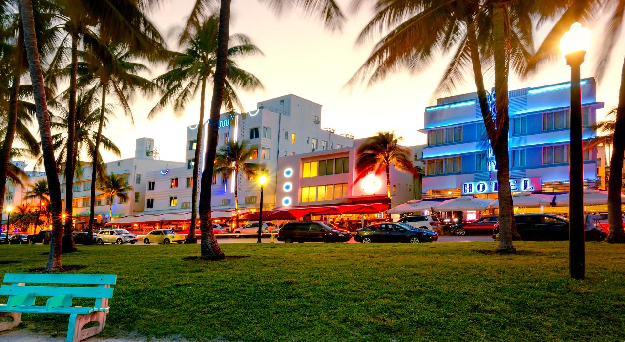 暮色下，璀璨灯光照亮南海滩大道