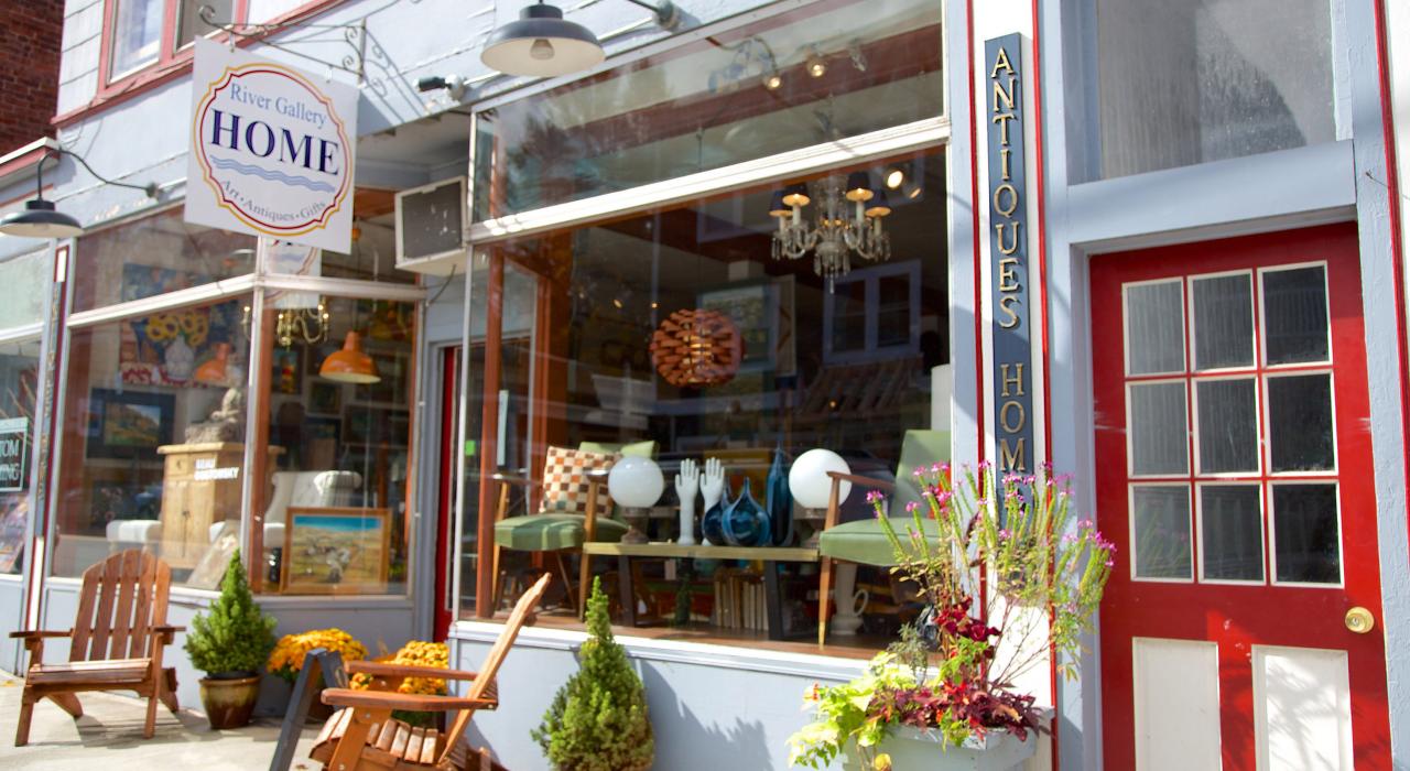 在纳罗斯堡的一家古董店中停留