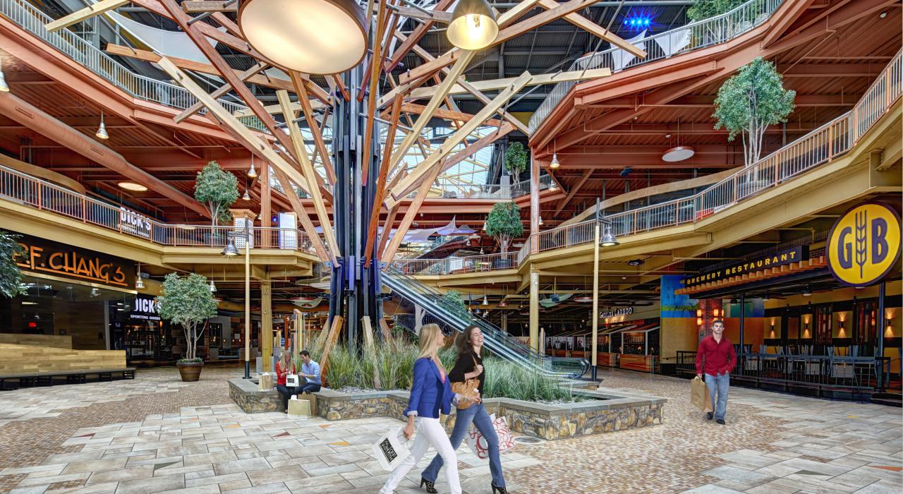 Destiny USA 购物中心内的现代化建筑与绿植相映成趣