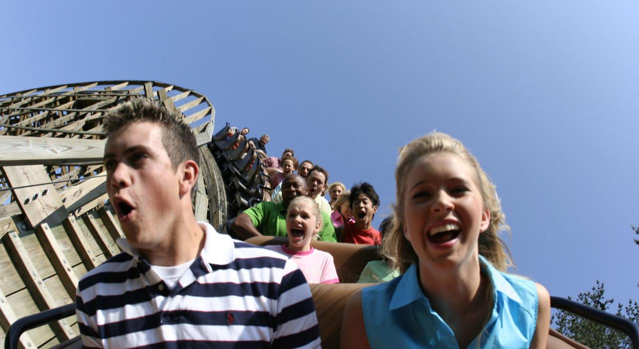 在多莉山主题公园坐过山车