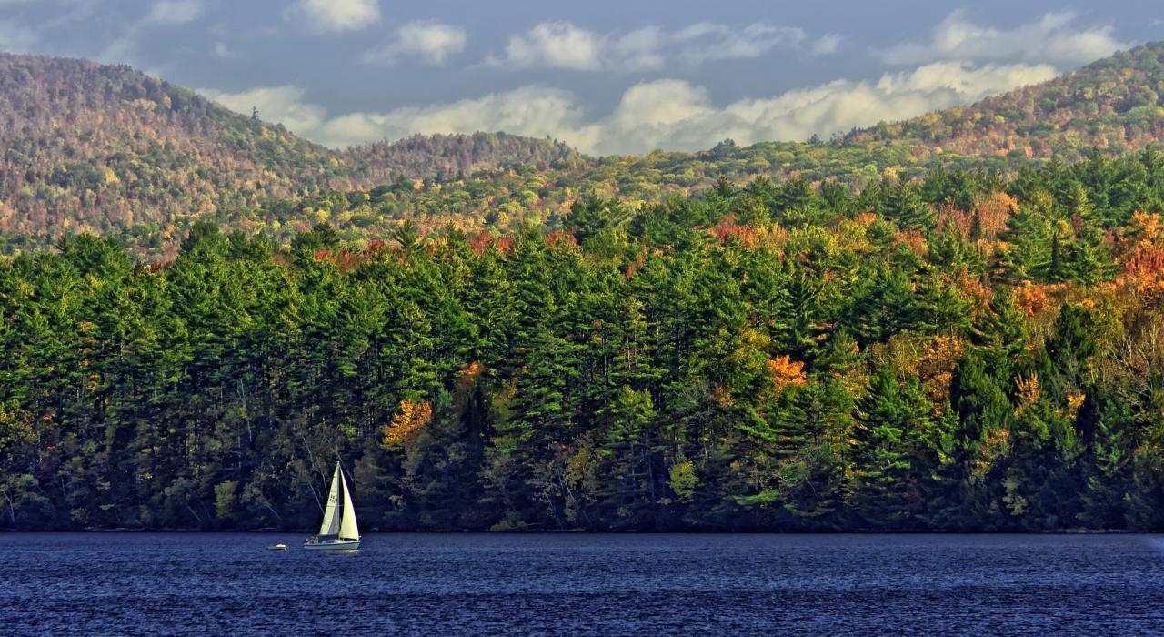 秋日行驶在尚普兰湖上的帆船