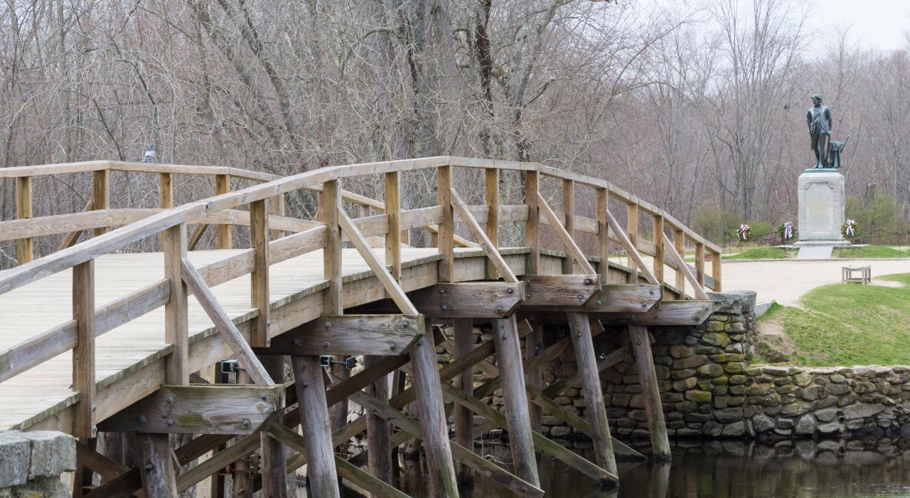 国家历史公园内的老北桥和民兵雕像