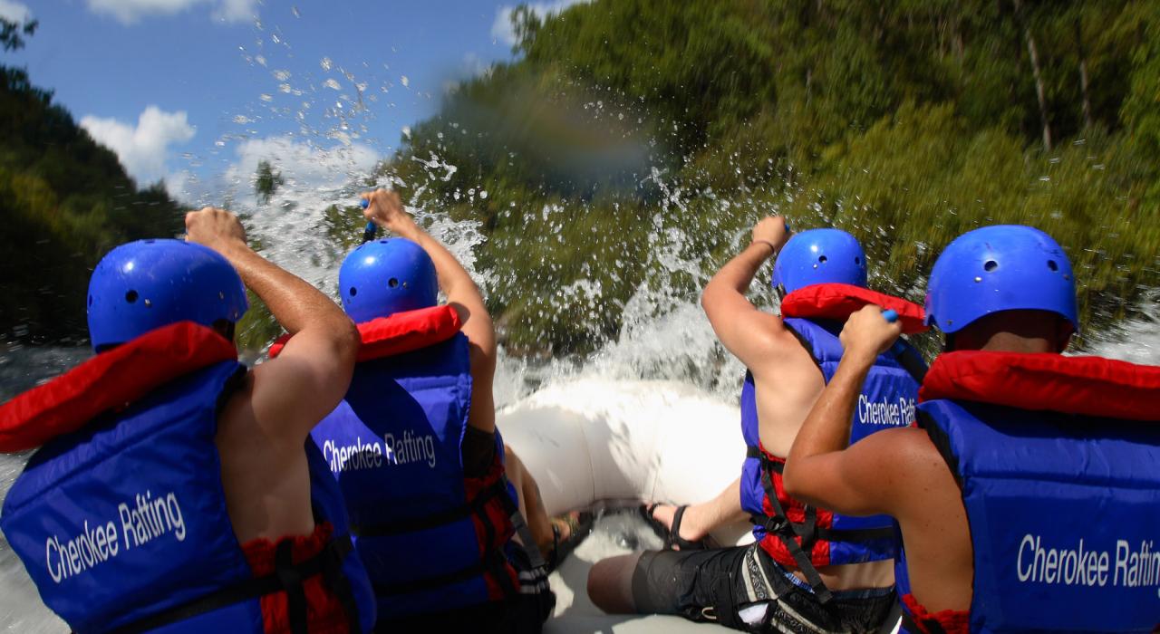 在奥科伊河的湍流中漂流