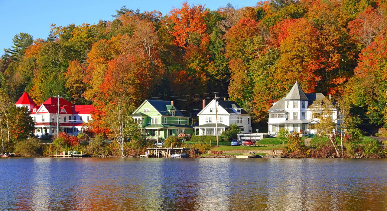 秋叶环绕着萨拉纳克湖畔村庄的一部分