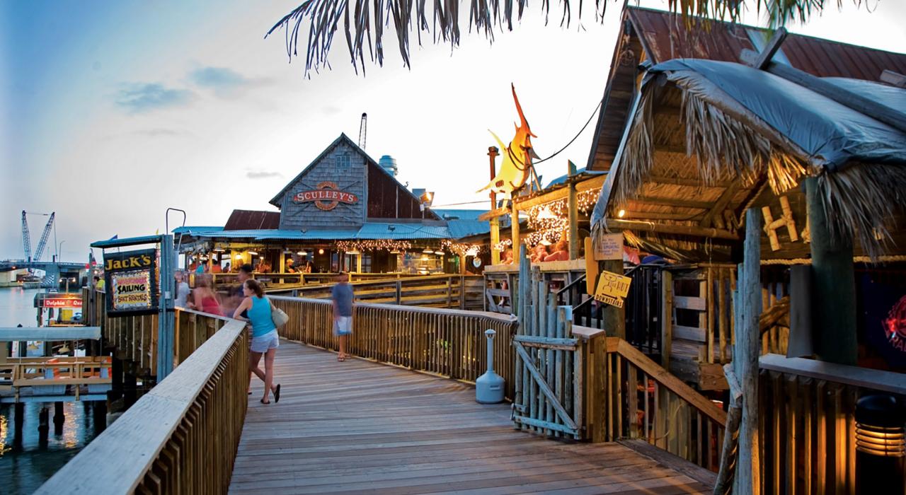 John's Pass Village and Boardwalk 村庄和木板道