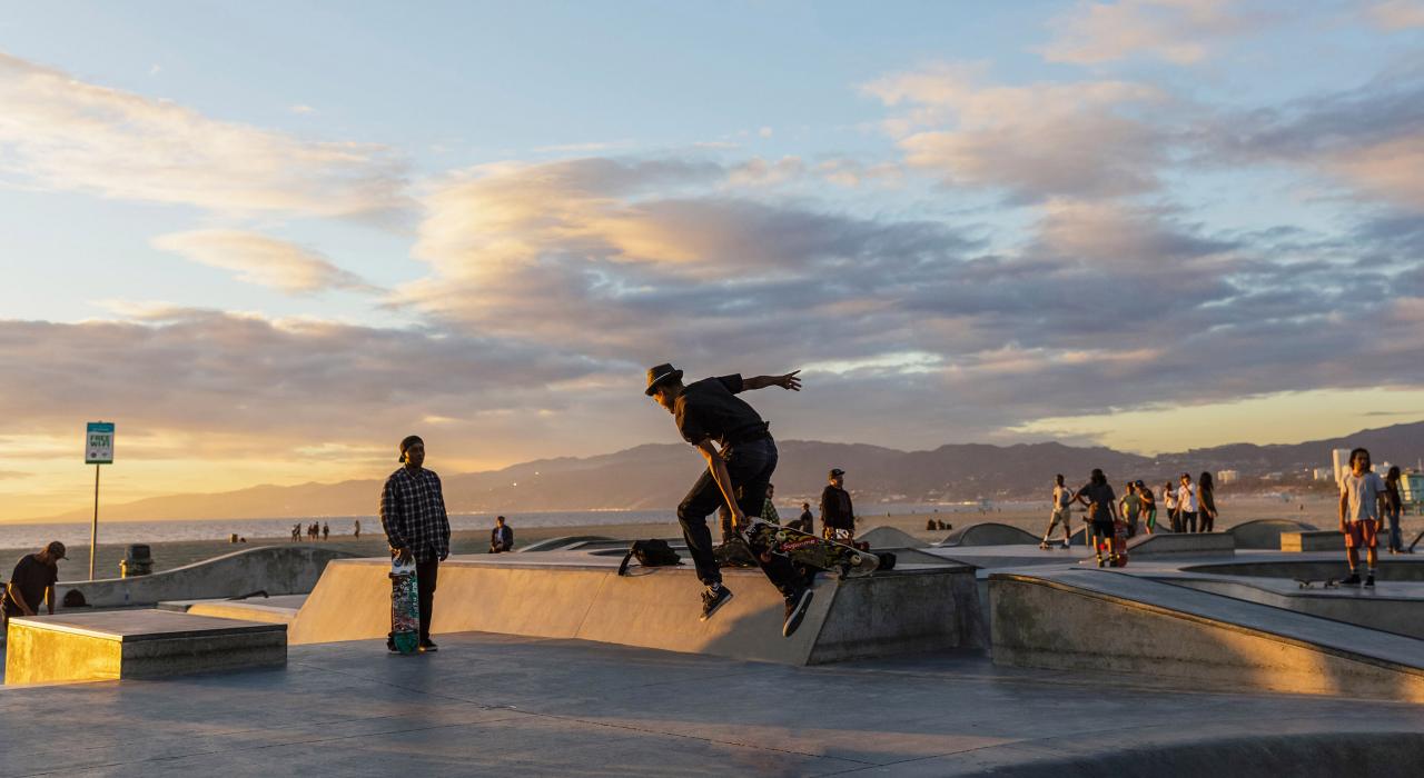 滑板爱好者在威尼斯滑板公园腾空而起