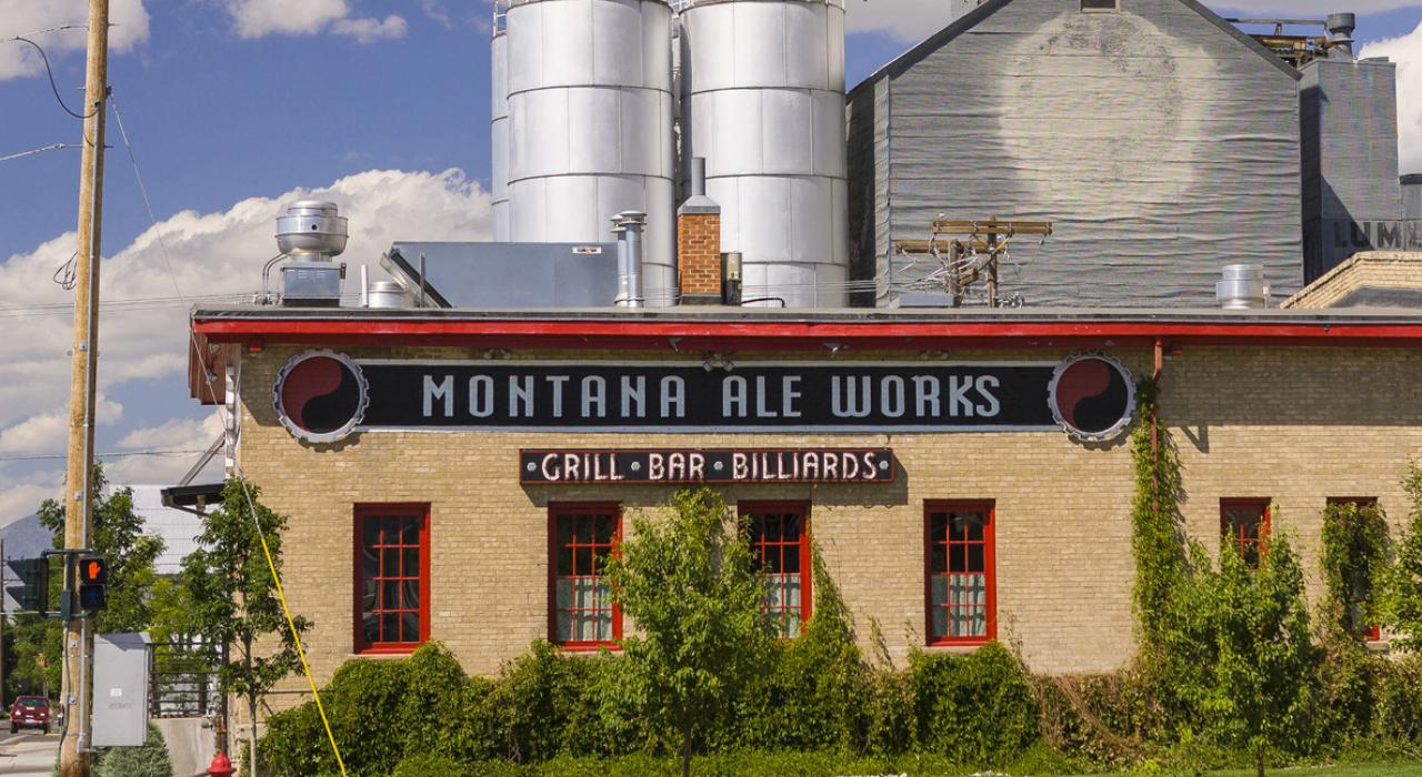 在谷仓的衬托之下显得有些矮小的 Montana Ale Works 啤酒厂 在谷仓的衬托之下显得有些矮小的 Montana Ale Works 啤酒厂